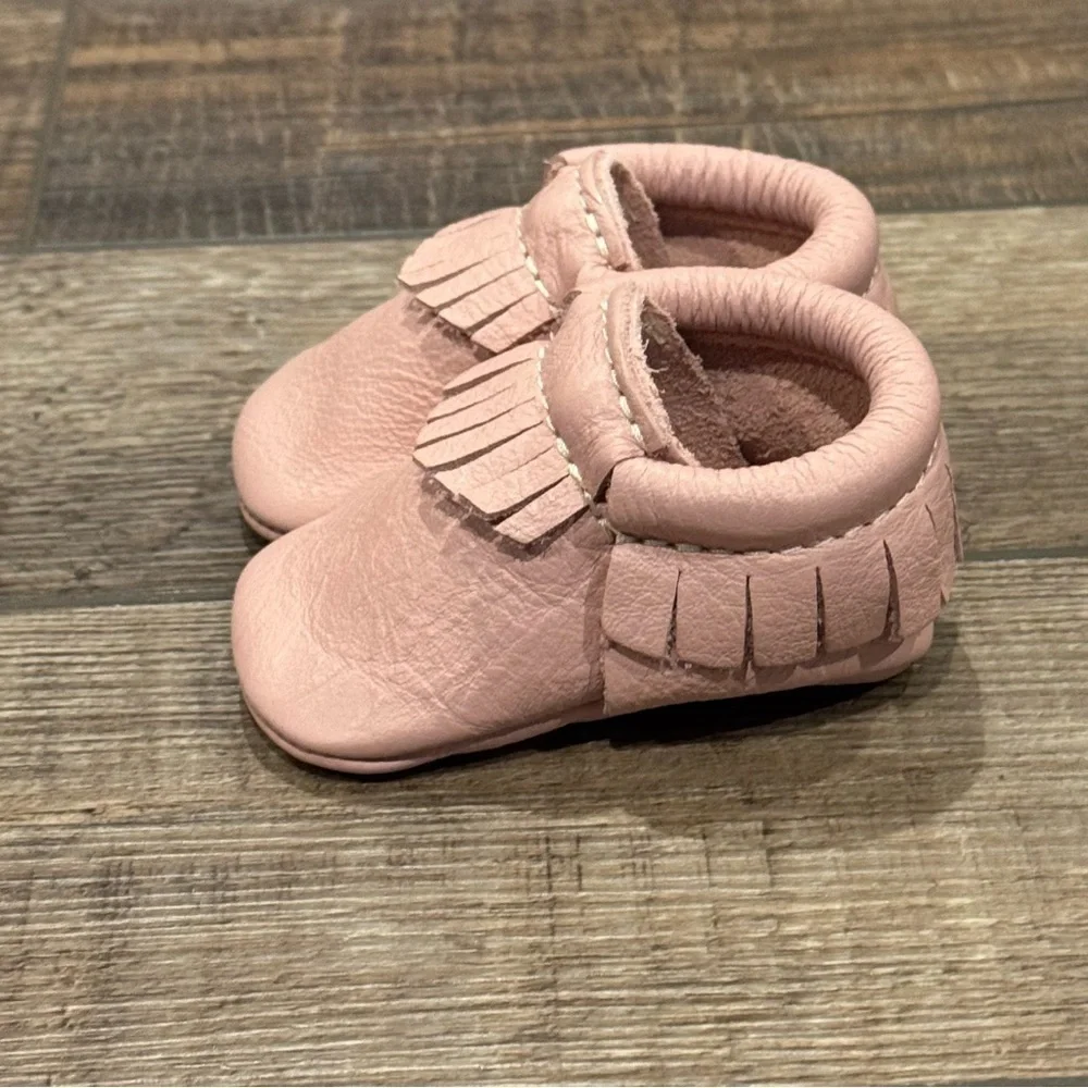 Freshly Picked Moccasin Blush Pink Leather Fringe Sz 1 Soft Sole Baby Shoes EUC